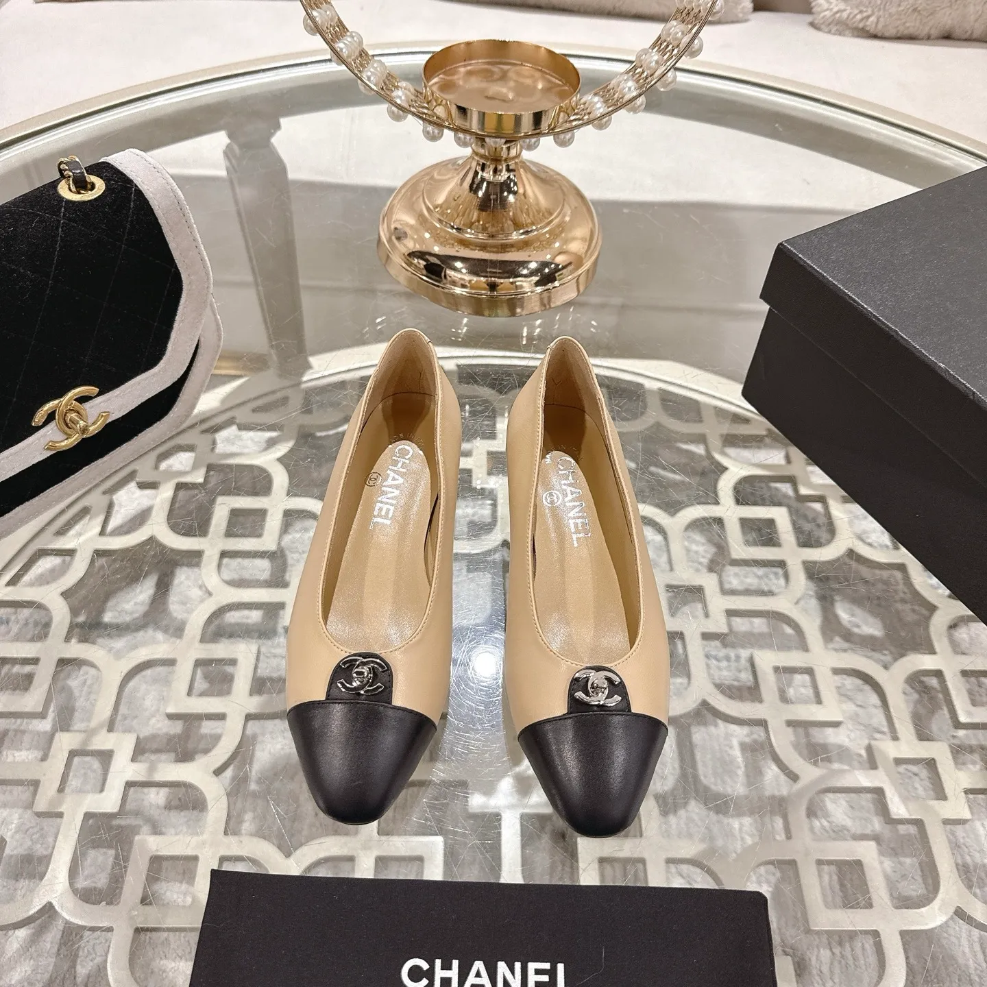 👟👟Ex-factory price 560👟👟Chanel 2025SS Spring and Summer New Double C Button Mary Jane🆕 Xiaoxiang𝐂Jia's beautiful Mary Jane shoes are so sweet that they are so beautiful that they are so beautiful. The round square toe design is cute and cute ~ metal/button logo. The appearance is super online. When you wear it, you will feel like a wealthy daughter. I thought it looks good. Only when I put it on my feet do I know how easy it is to wear ~ Upper: Customized lambskin Lining: Sheepskin Outsole: Genuine leather outsole imported from Italy Size: 35-42 (40.41.42 customization is non-refundable) Packaging: The latest gift box packaging at the counter
